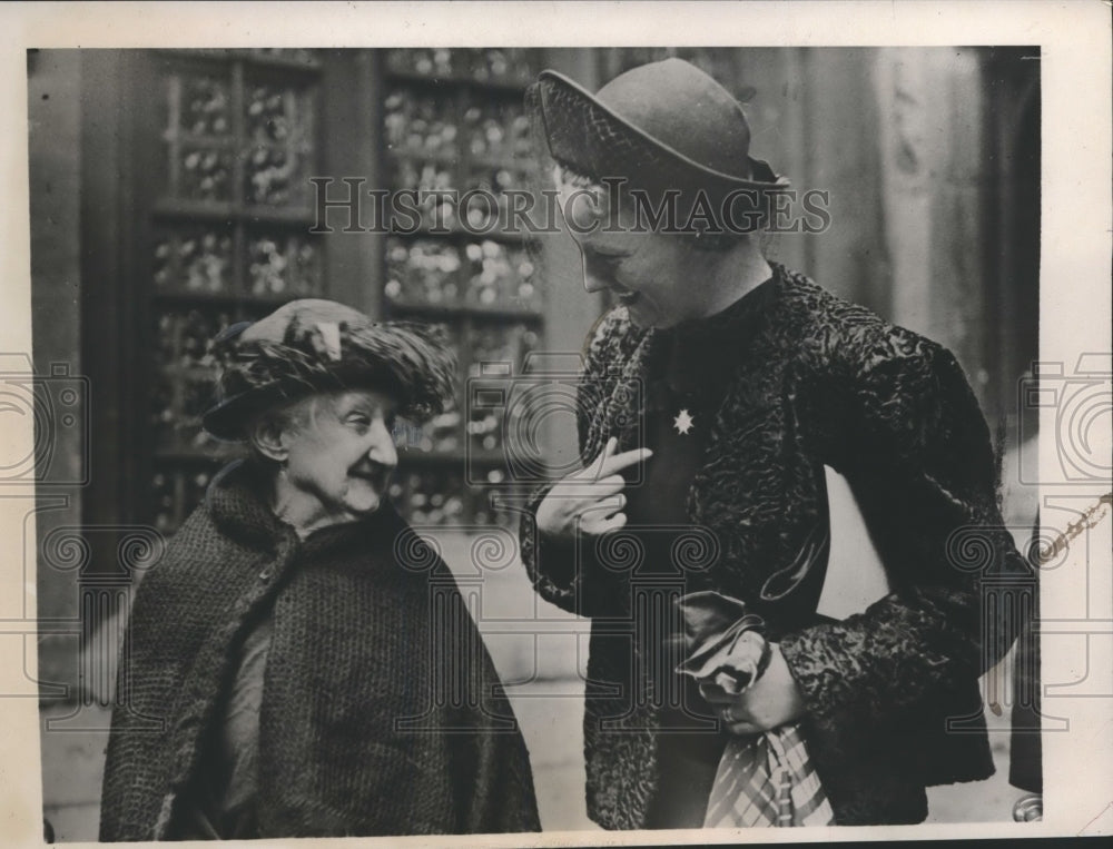 1938 Press Photo actress Gracie Fields shows medal to Mrs. Hawkins, London - Historic Images