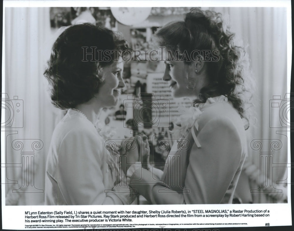 1990 Press Photo actresses Sally Field & Julia Roberts in "Steel Magnolia" - Historic Images