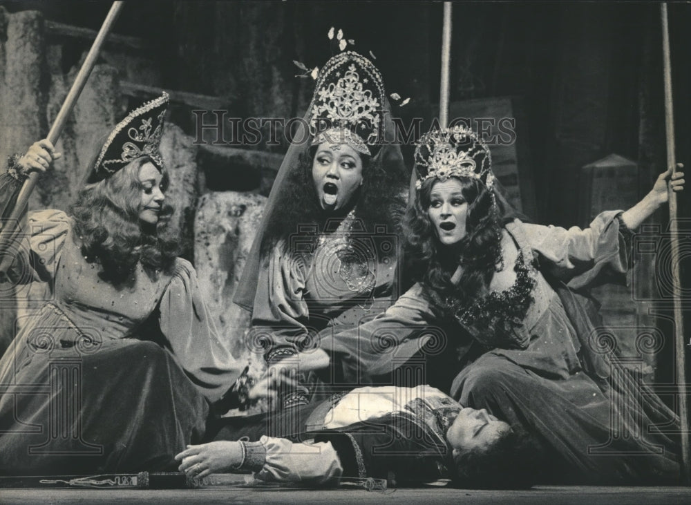 1990 Press Photo , Scene from &quot;The Magic Flute&quot; in Florentine Opera of Milwaukee - Historic Images
