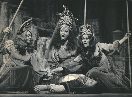 1990 Press Photo , Scene from "The Magic Flute" in Florentine Opera of Milwaukee - Historic Images