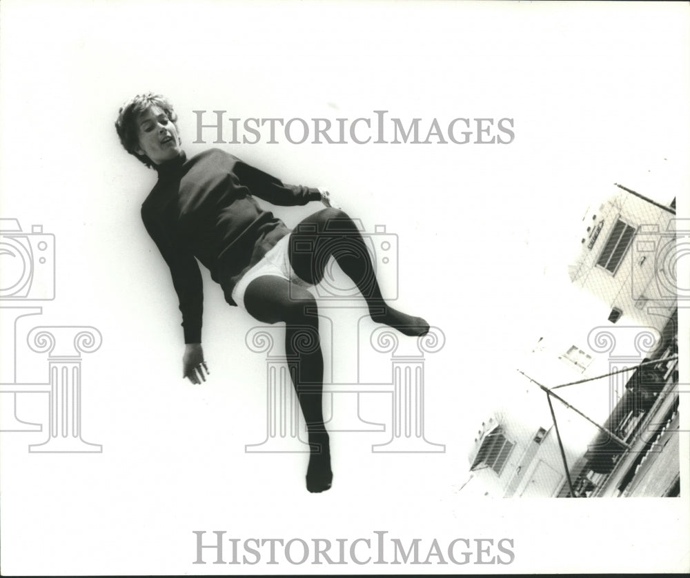 1969 Press Photo Deirdre Flyyn, Hollywood stunt Woman, jumping in the air - Historic Images