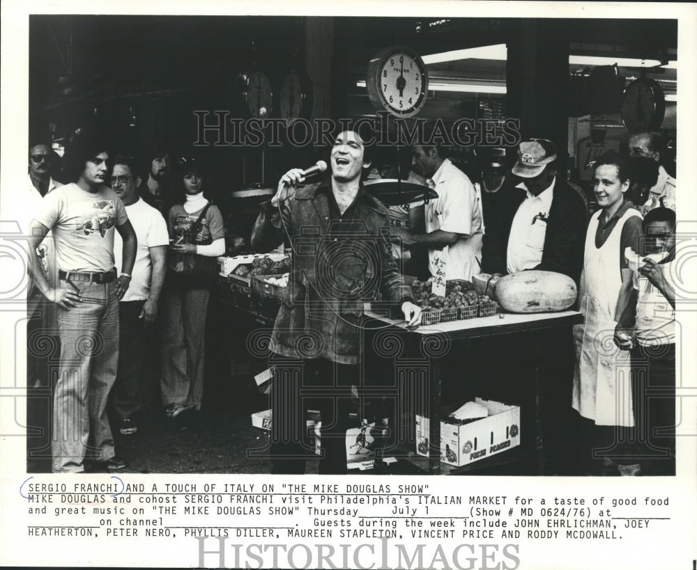 1976 Press Photo Sergio Franchi visits Italian Market on "The Mike Douglas Show"- Historic Images
