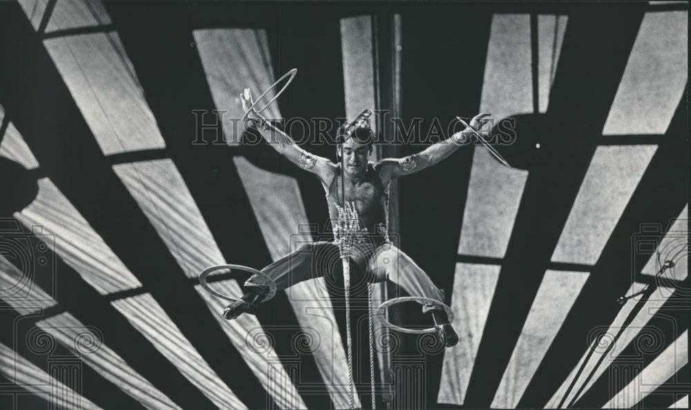 1984 Press Photo Franzen Brothers Circus performer balancing on swing with rings- Historic Images