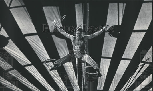 1984 Press Photo Franzen Brothers Circus performer balancing on swing with rings- Historic Images