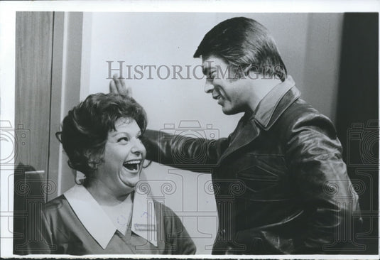 1976, Comedienne Totie Fields with another actor. - mjp14313 - Historic Images