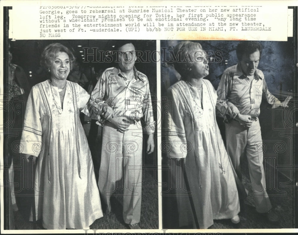 1977 Press Photo Totie Fields & husband Georgie, Sunrise Music Theater, Florida - Historic Images