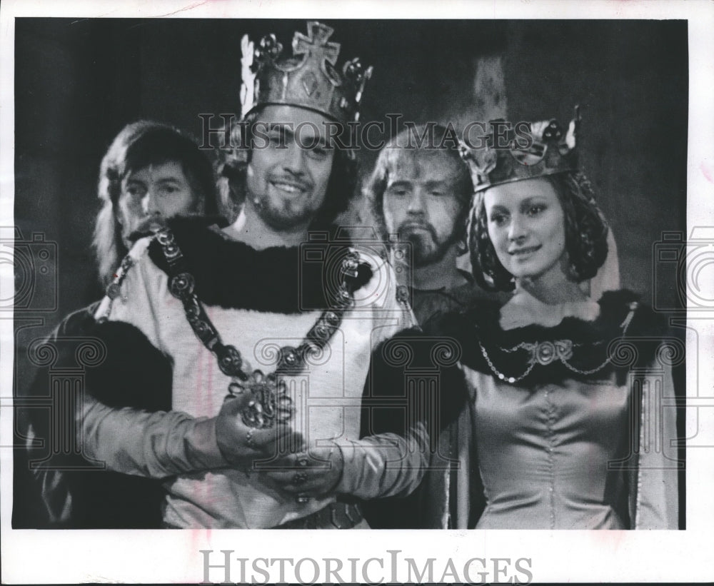 1972, John Finch and Francesca Annis in scene from Shakespeare movie - Historic Images