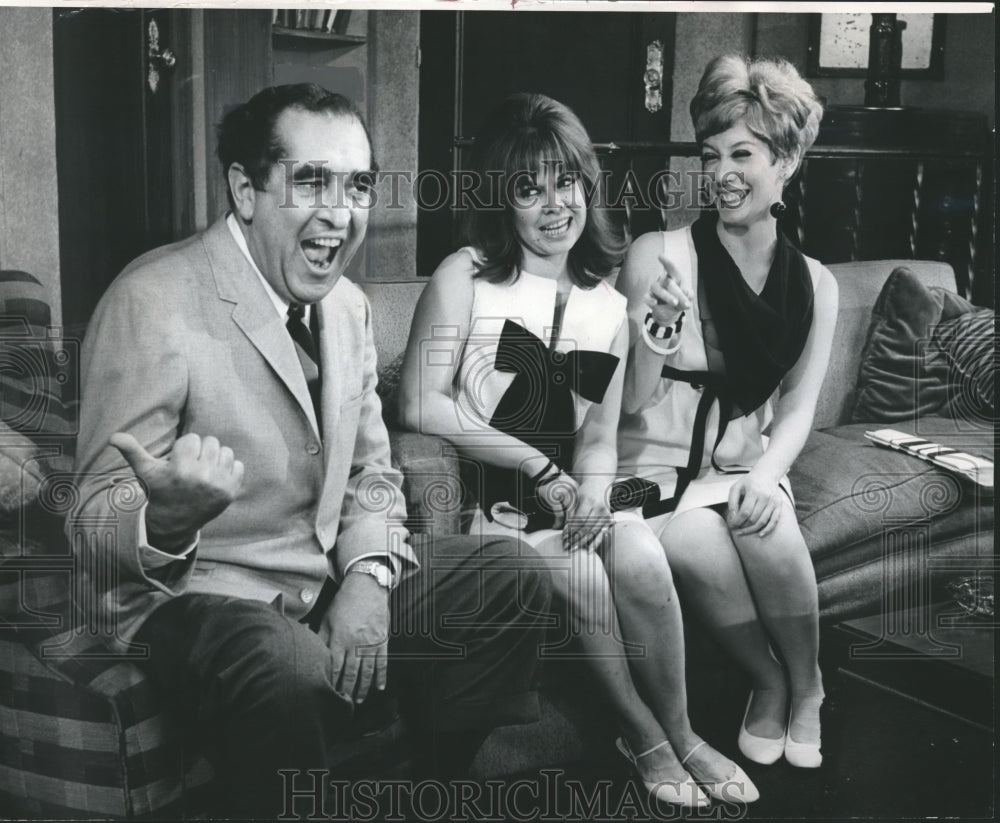 1967 Press Photo actors Phil Foster & neighbors in "The Odd Couple" - mjp14379 - Historic Images