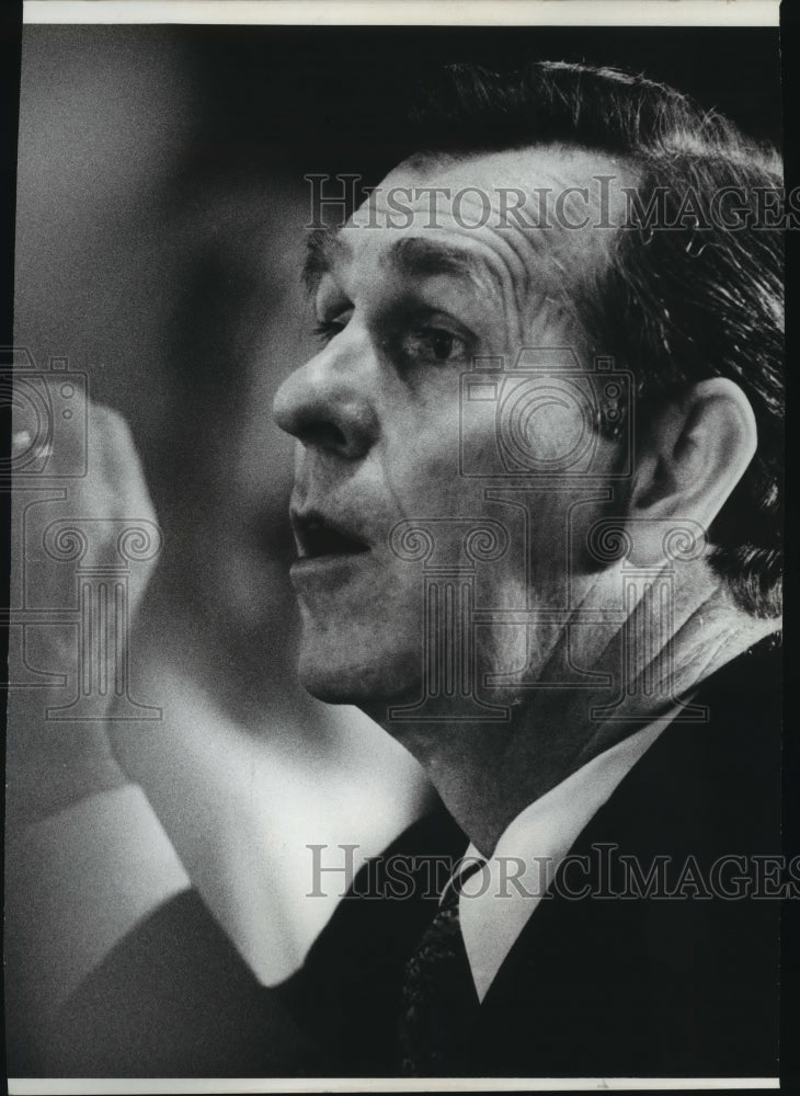 1974 Press Photo Gunnar Granquist, director of the Marquette University Chorus - Historic Images