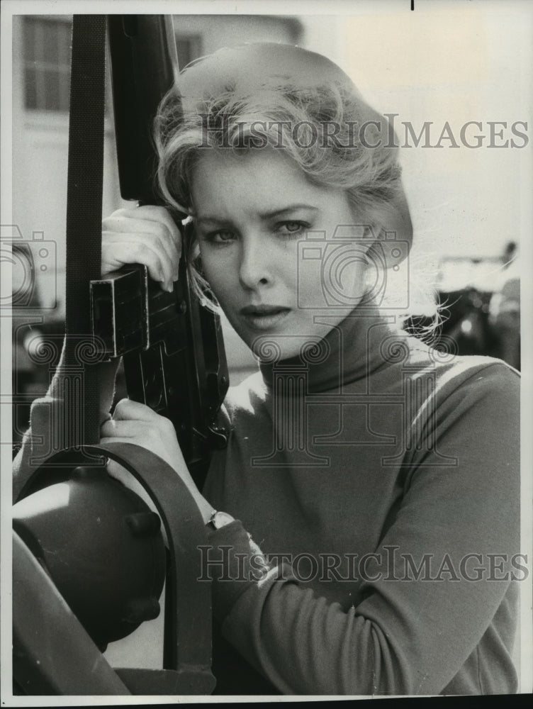 1983, Faye Grant holding gun in scene from "V" - mjp14421 - Historic Images