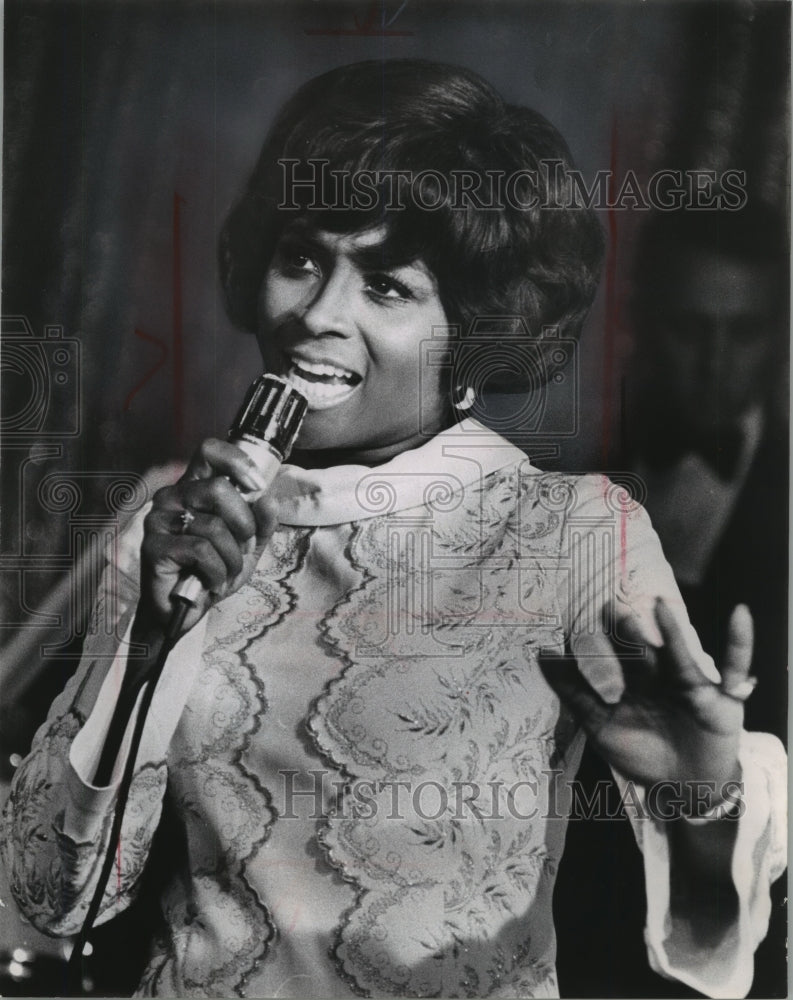 1969 Gerri Granger sings in the Crown Room at the Pfister, Wisconsin - Historic Images