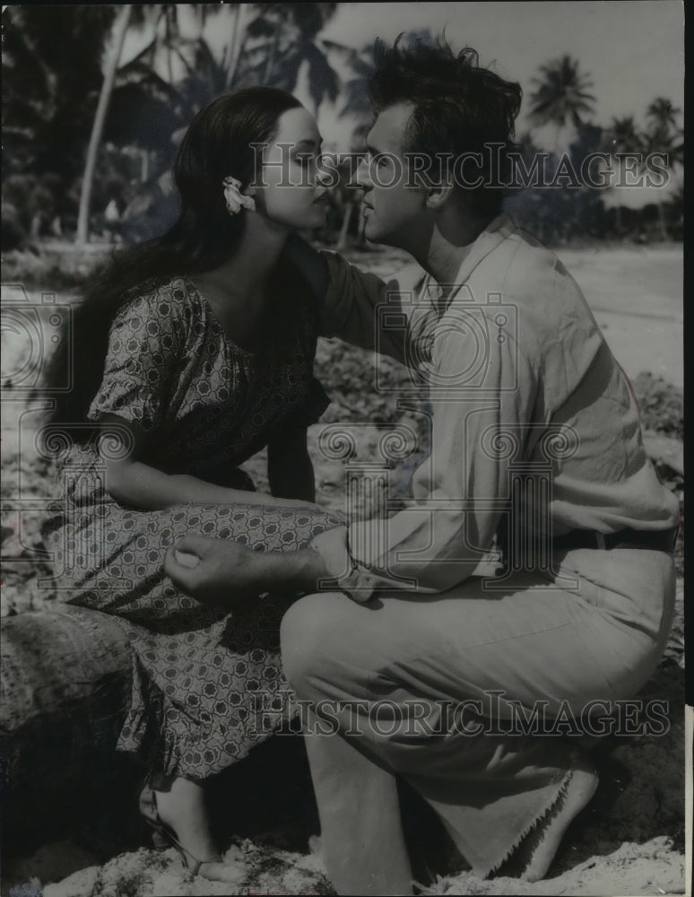 1953, Pretty Polynesian Betta St. John with Stewart Granger in movie - Historic Images