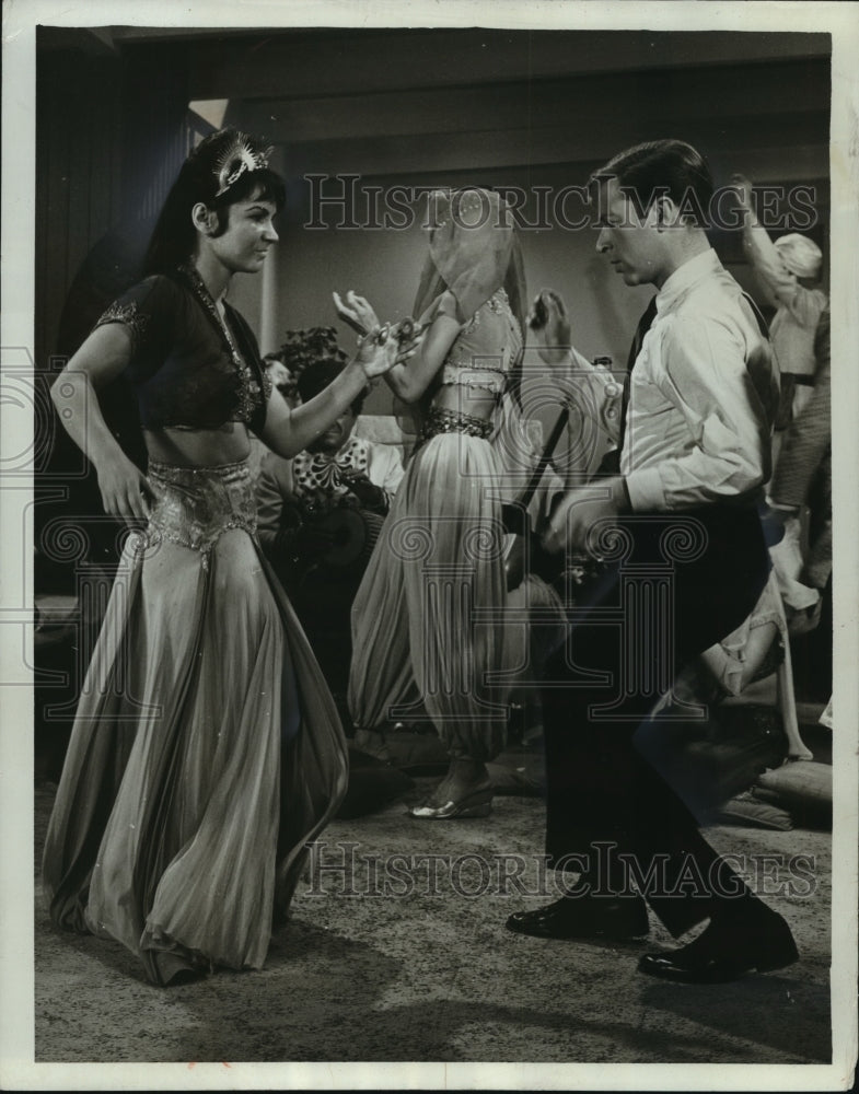 1984 Press Photo Steve Franken learns to hip swing in show &quot;Tom, Dick and Mary&quot; - Historic Images