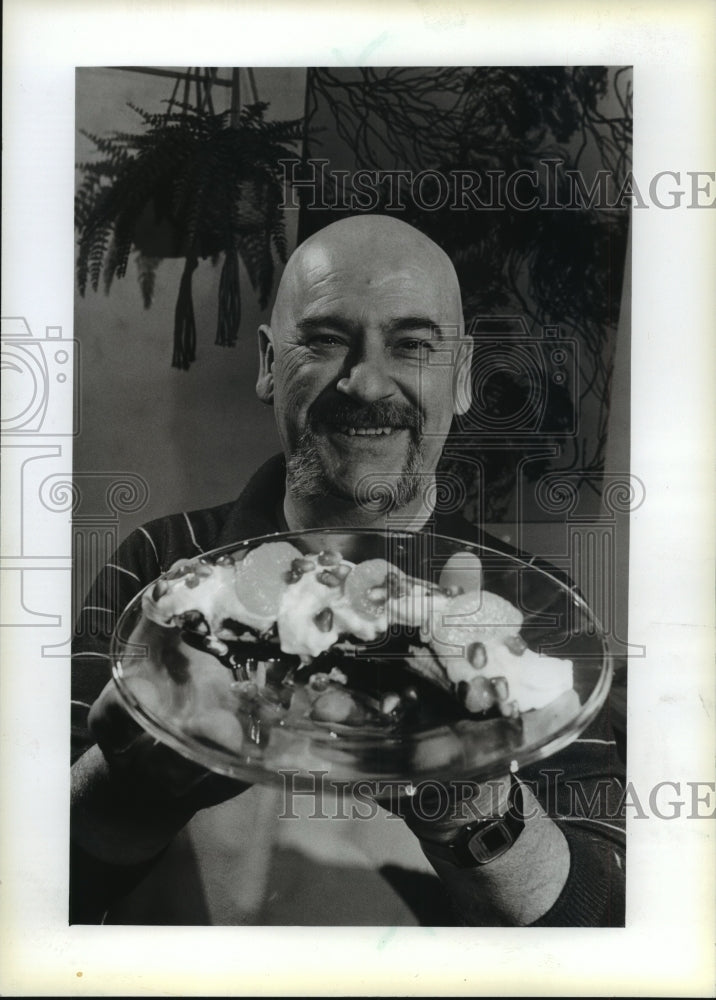 1982 Press Photo Ken Garlat and his Anna Banana, Restaurant owner Milwaukee - Historic Images