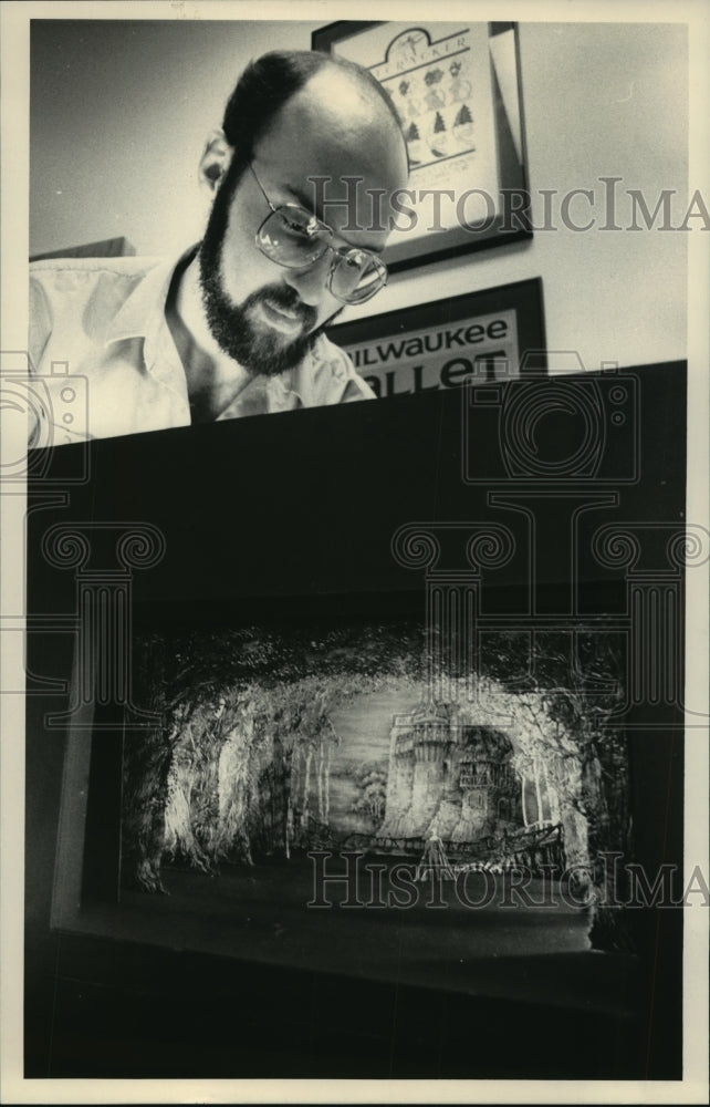1984 Press Photo Tom Gergerich, Milwaukee Ballet Company, with Swan Lake model - Historic Images