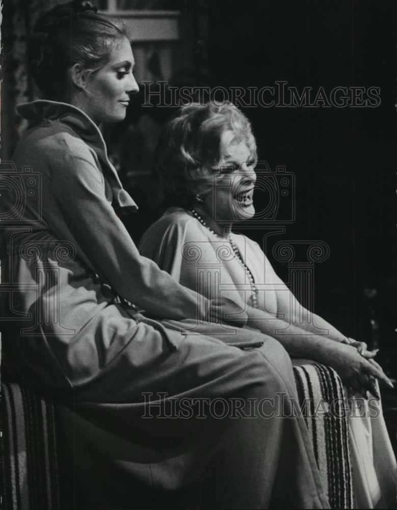 1973 Press Photo Actresses Lu Ann Post &amp; Virginia Graham in &quot;Best of Friends&quot; - Historic Images