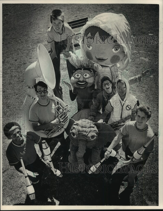1986, Friends Mime Theater get ready for Cream City Semi-Circus tour - Historic Images