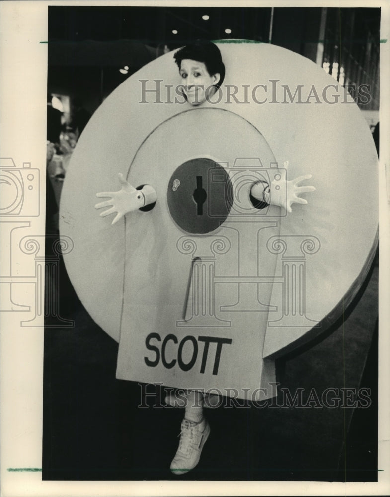 1987 Press Photo George Romeril as toilet paper dispenser, Friends Mime Theater - Historic Images