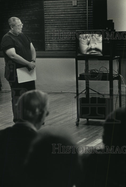 Press Photo Friends Mime Theater, Milwaukee, Mike Moynihan watched a videotape - Historic Images