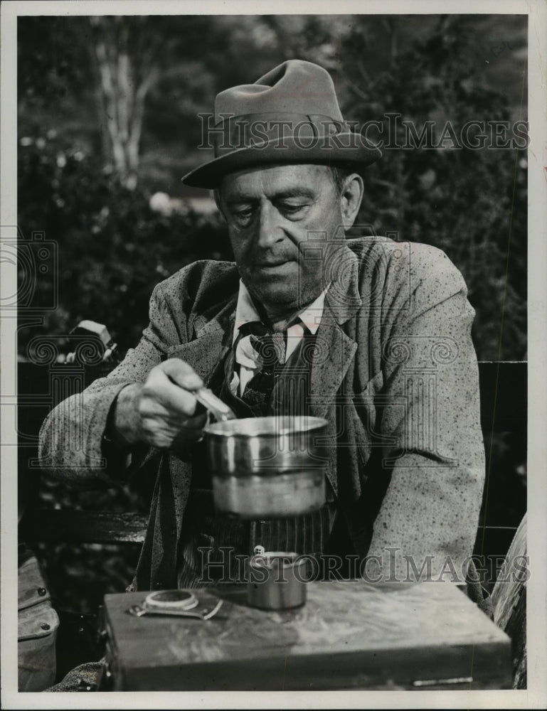 1967, Actor Eddie Foy Jr,. cooking outdoors - mjp14773 - Historic Images