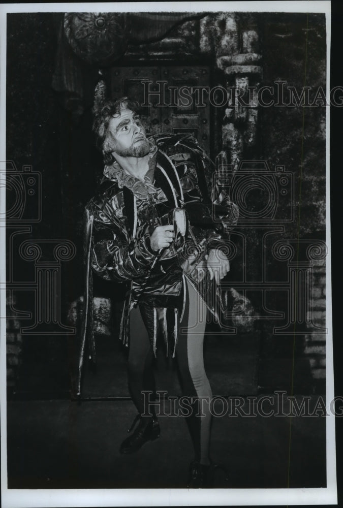 1977, Baritena, Richard Fredericks as Riqoletto - mjp14797 - Historic Images