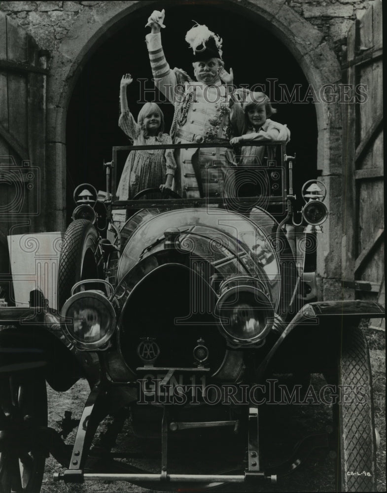 1968 Press Photo actor Gert Frobe &amp; kids in famed car Chitty Chitty Bang Bang - Historic Images