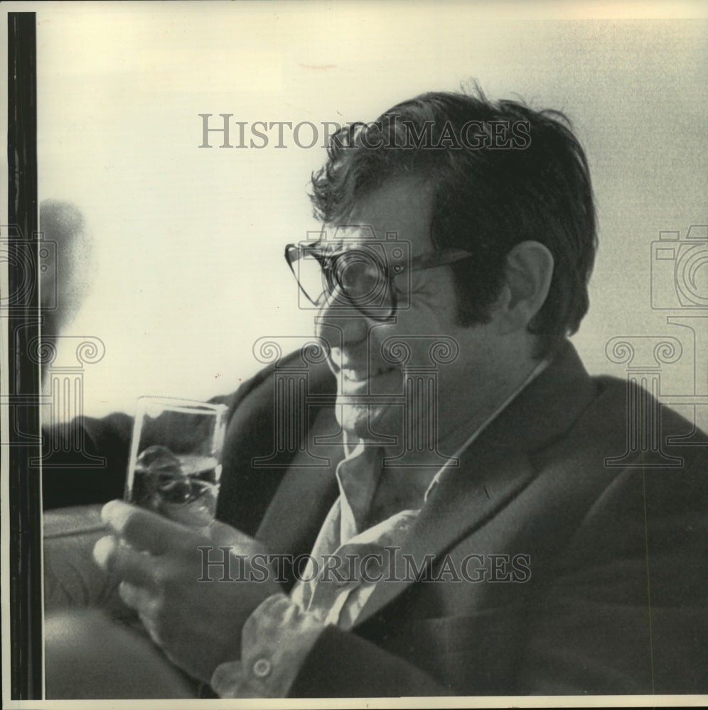 1972, Singer Eddie Fisher drinking a diet cola - mjp14862 - Historic Images