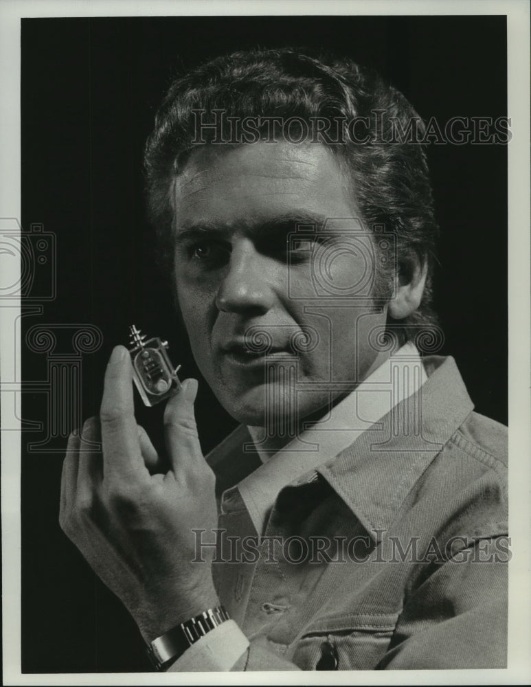 1974 Press Photo United States Actor Robert Foxworth in "The Questor Tapes" - Historic Images