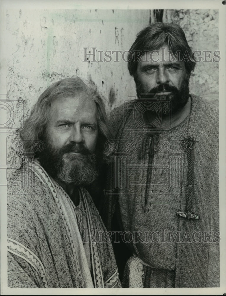 1981 Press Photo Robert Foxworth and Anthony Hopkins star in Peter and Paul. - Historic Images