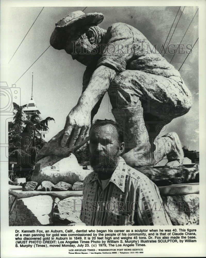 1979 Press Photo Dr. Kenneth Fox with his sculpture of man panning for gold. - Historic Images