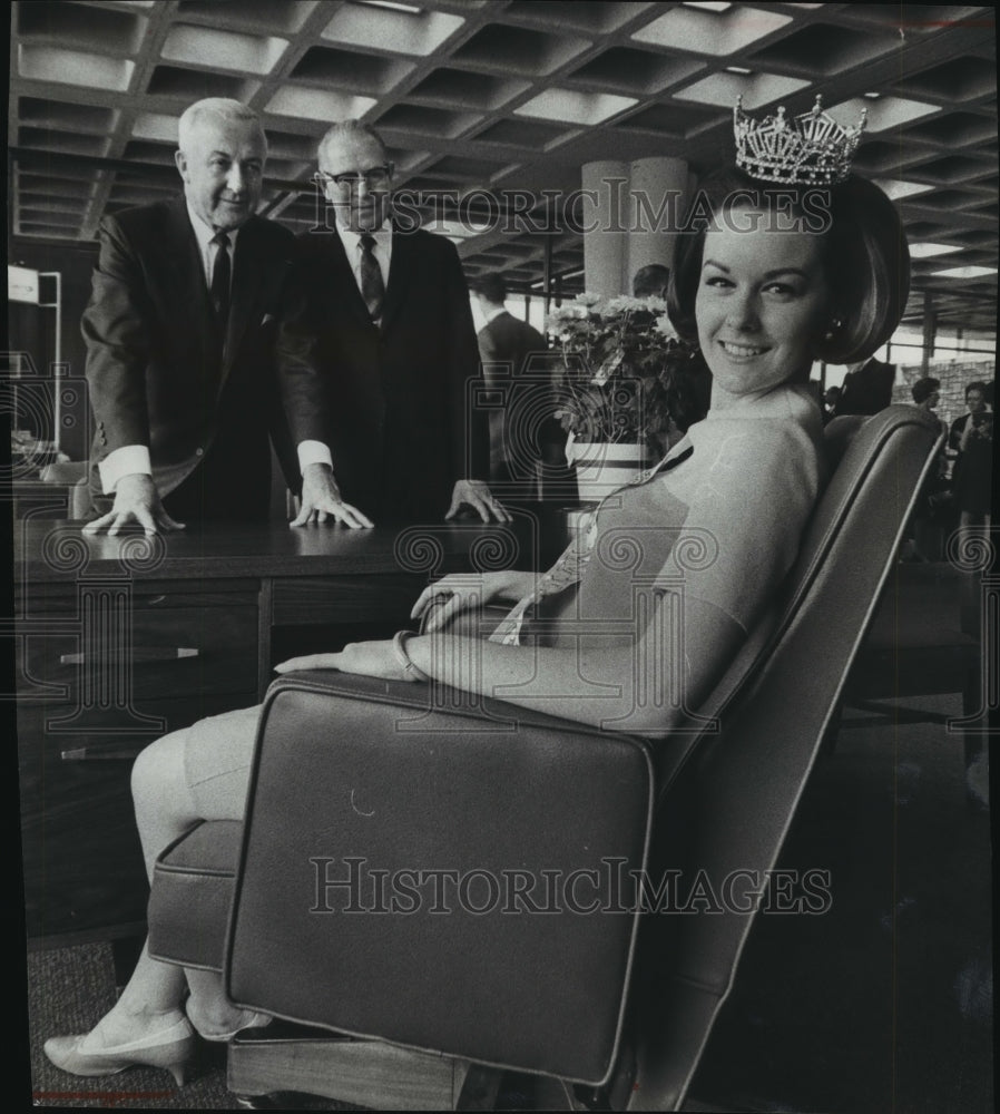 1968 Press Photo Miss Wisconsin Barbara Baugh at First Federal Bank. - mjp14996 - Historic Images