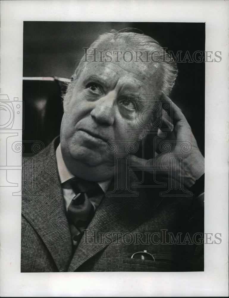 1975 Press Photo Mike Frankovich, American producer, interviewed by Sentinel. - Historic Images