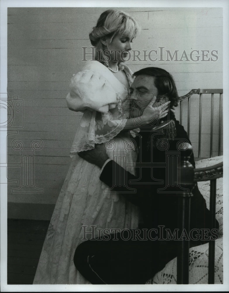 1982 Press Photo Stacey Keach, Julia Duffy in scene from "The Blue and the Gray" - Historic Images