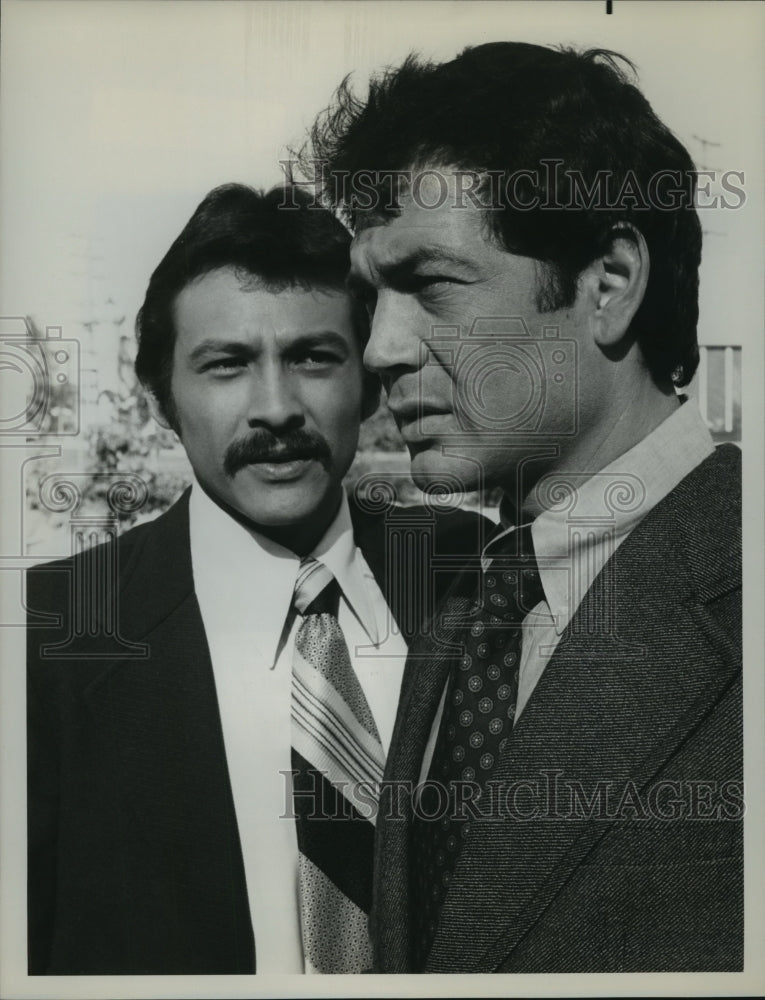 1975 Press Photo Robert Forster &amp; Richard Yniguez, Man in the Shadows - Historic Images