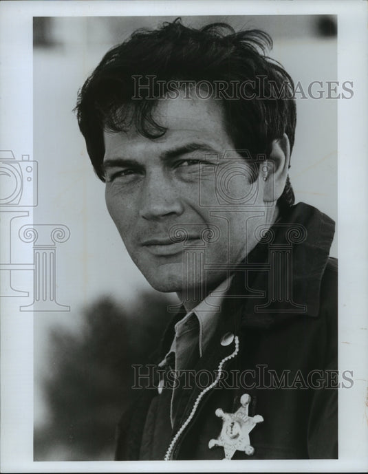 1974 Press Photo Robert Forster as Indian deputy sheriff in "Nakia" - mjp15137 - Historic Images