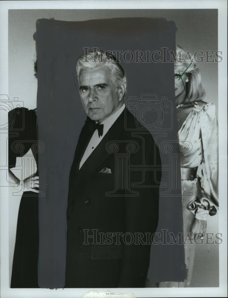 1986 Press Photo John Forsythe with Joan Collins &amp; Linda Evans in background - Historic Images