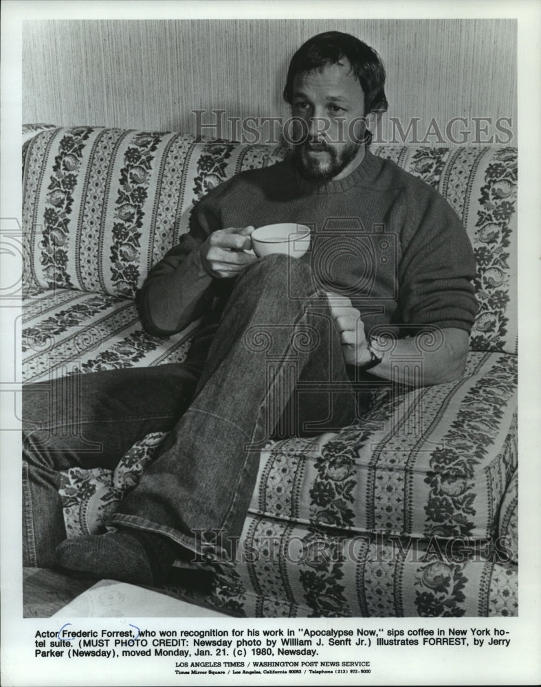 1980 Press Photo Actor Frederic Forrest, Apocalypse Now, sips coffee on couch - Historic Images