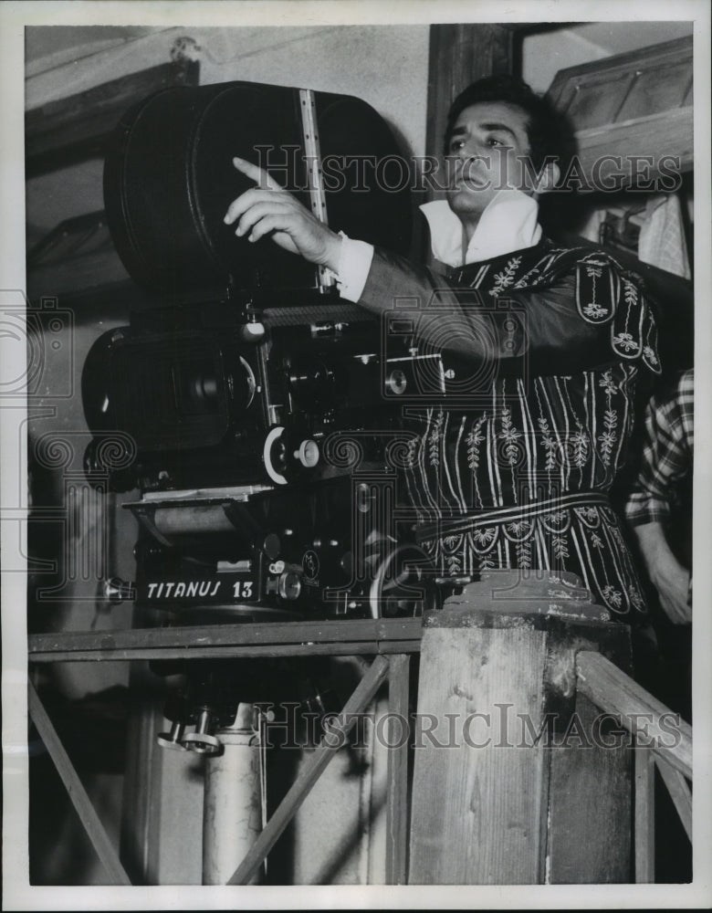 1956, Vittorio Gassman as director and actor in the movie "Kean" - Historic Images