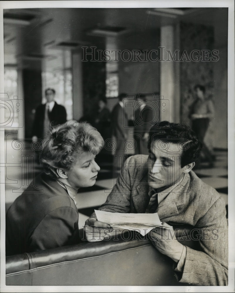1952, Shelly Winters listens to Vittorio Gassman lines for film - Historic Images