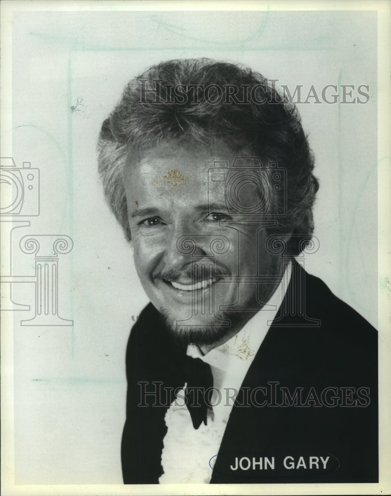 1982, John Gary, traditional pop singer and TV personality. - Historic Images