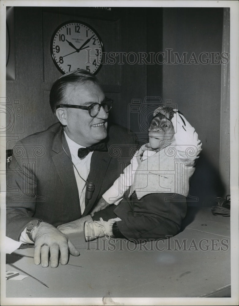 1957 Press Photo TV personality Dave Garroway with Kokomo, Jr. the chimp.- Historic Images