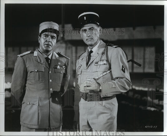 1964 Press Photo Stewart Granger with Carlos Casaravilla in scene from Commando - Historic Images