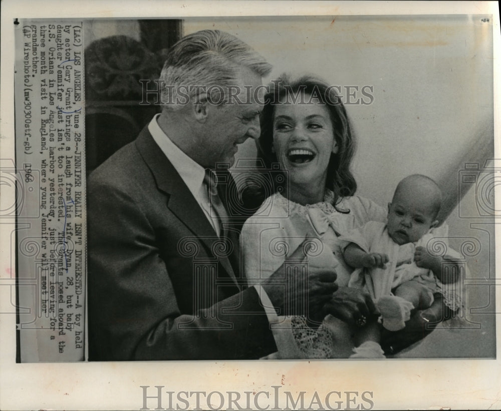 1966 Actor Cary Grant with wife and daughter - Historic Images