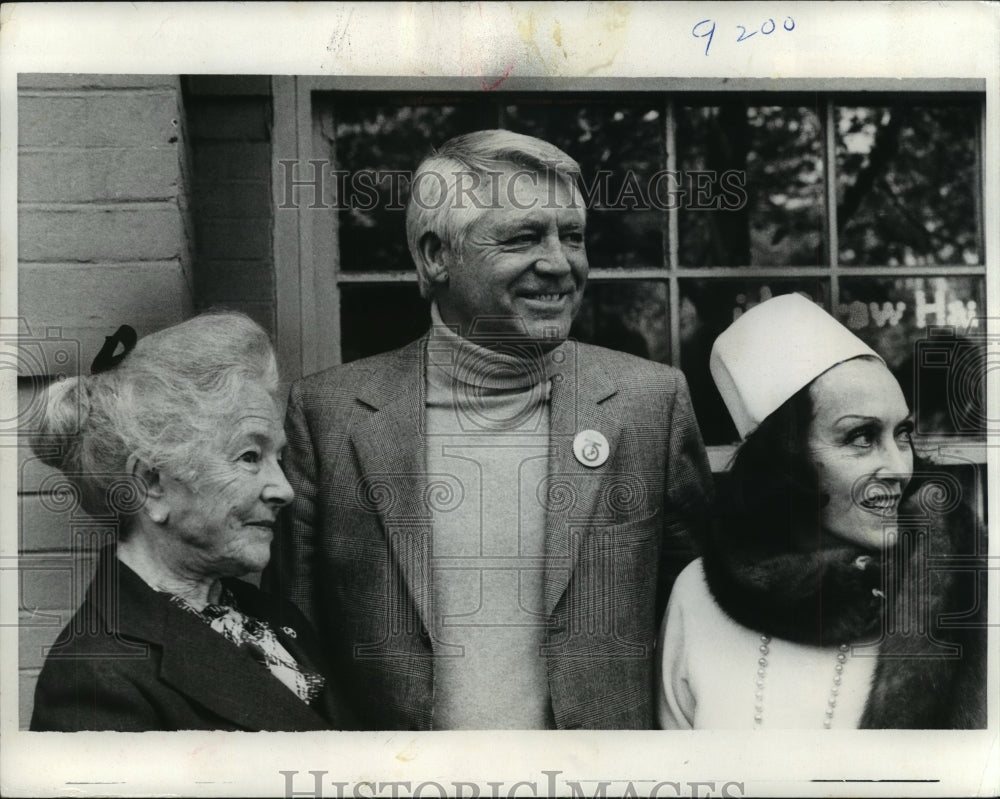 1973 Press Photo Cary Grant with Helen Hayes, Gloria Swanson at Straw Hat awards - Historic Images