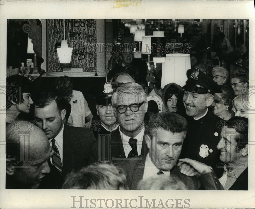 1969 Press Photo Cary Grant with crowds at Milwaukee&#39;s Downtown Boston Store. - Historic Images