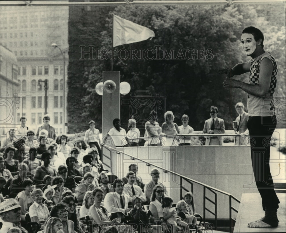 1983 Press Photo Wisconsin Friends Mime Theater mime performing for crowd - Historic Images