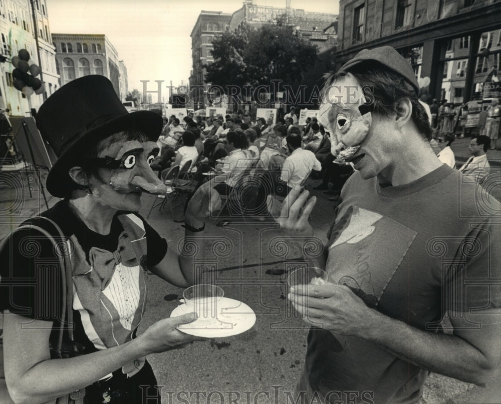 1987, Barbara Leigh and Bill Grover of Friends Mime Theater converse. - Historic Images