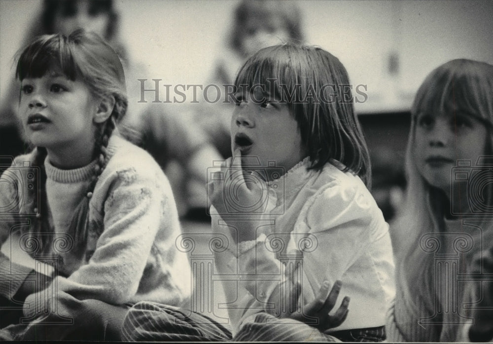1985 Press Photo Children react to Friends Mime Theater production. - mjp15504 - Historic Images