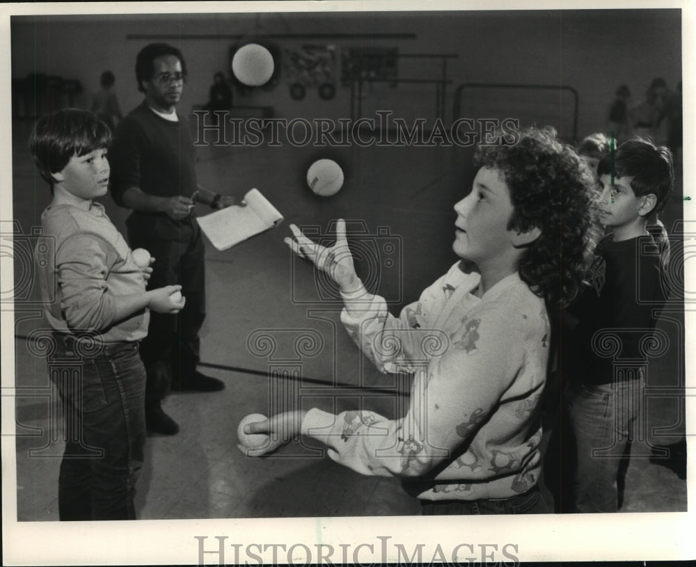 1987 Press Photo Members of Friends Mime Theater of Milwaukee teaching children. - Historic Images