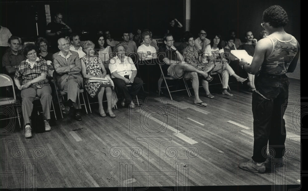 Press Photo Friends Mime Theater-Arfel Smith reads quotes from project. - Historic Images